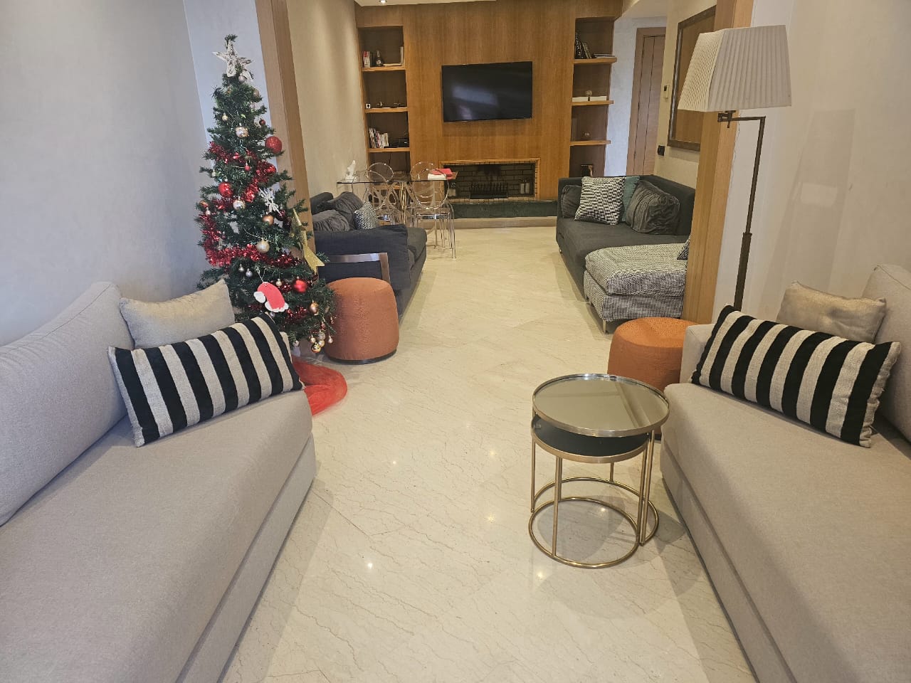 فناء معمور مساحته 117 متراً مربعاً يتضمن ثلاث غرف.