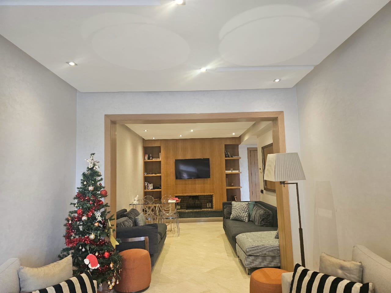 فناء معمور مساحته 117 متراً مربعاً يتضمن ثلاث غرف.