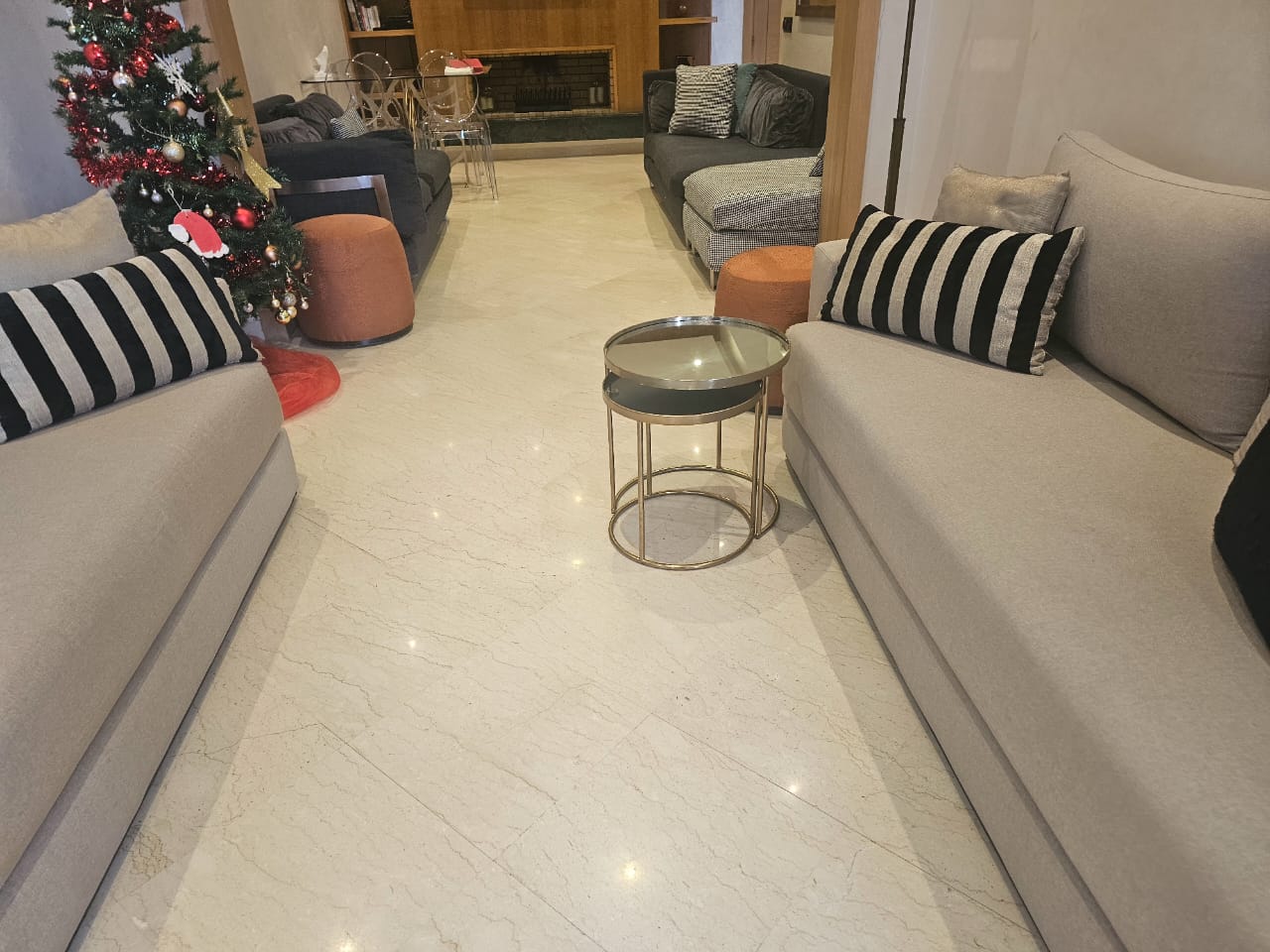 فناء معمور مساحته 117 متراً مربعاً يتضمن ثلاث غرف.