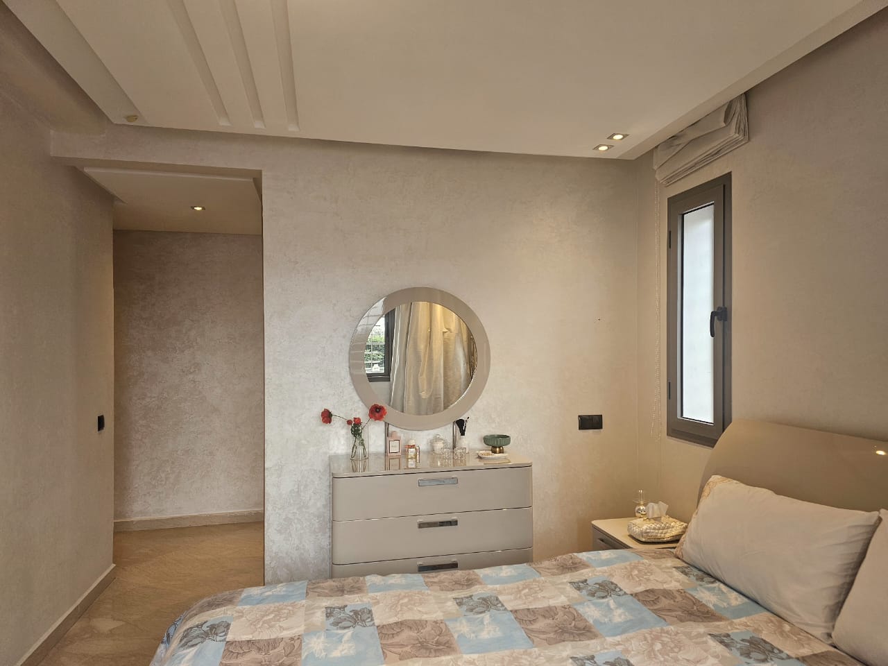 فناء معمور مساحته 117 متراً مربعاً يتضمن ثلاث غرف.