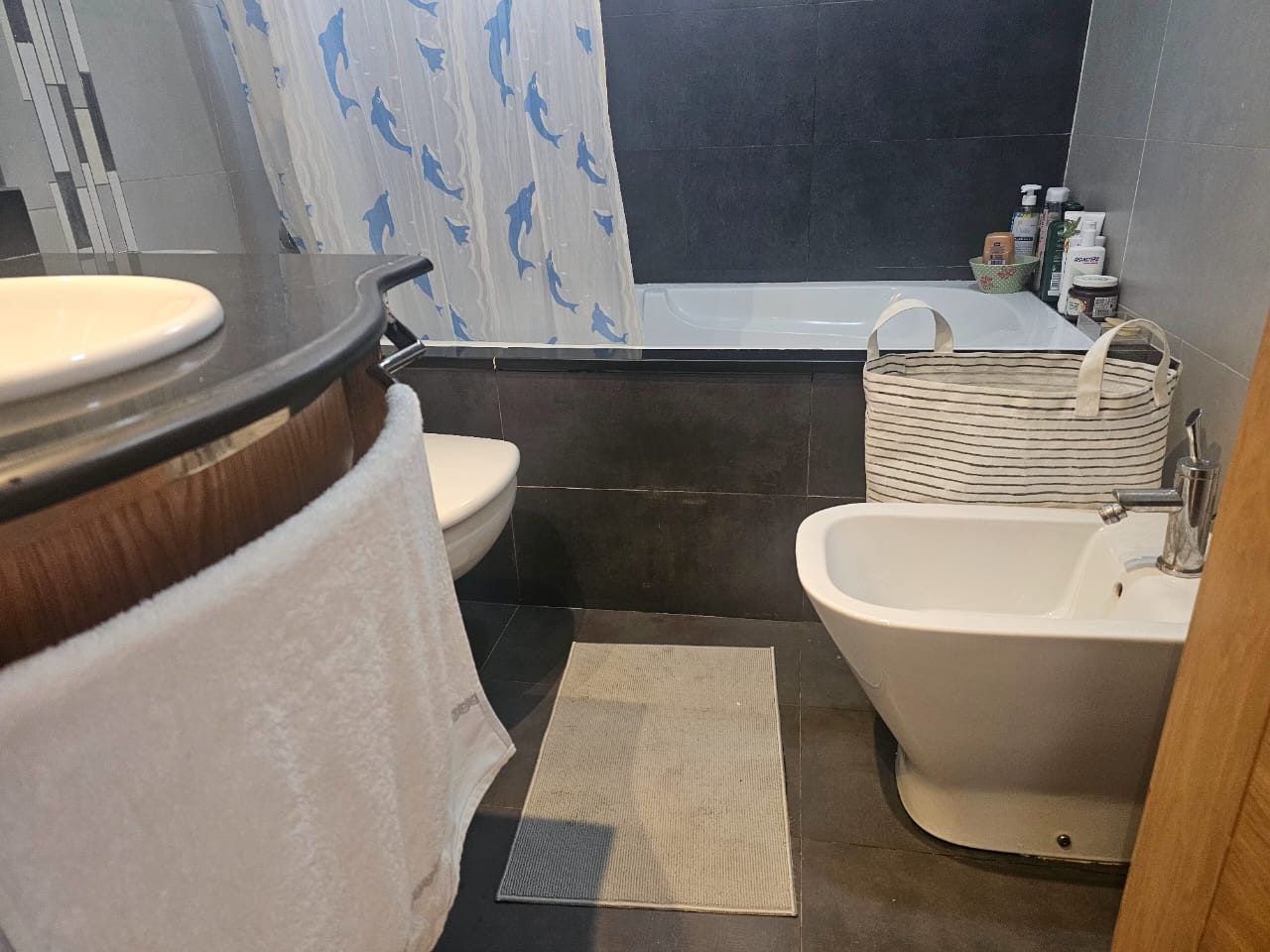 فناء معمور مساحته 117 متراً مربعاً يتضمن ثلاث غرف.