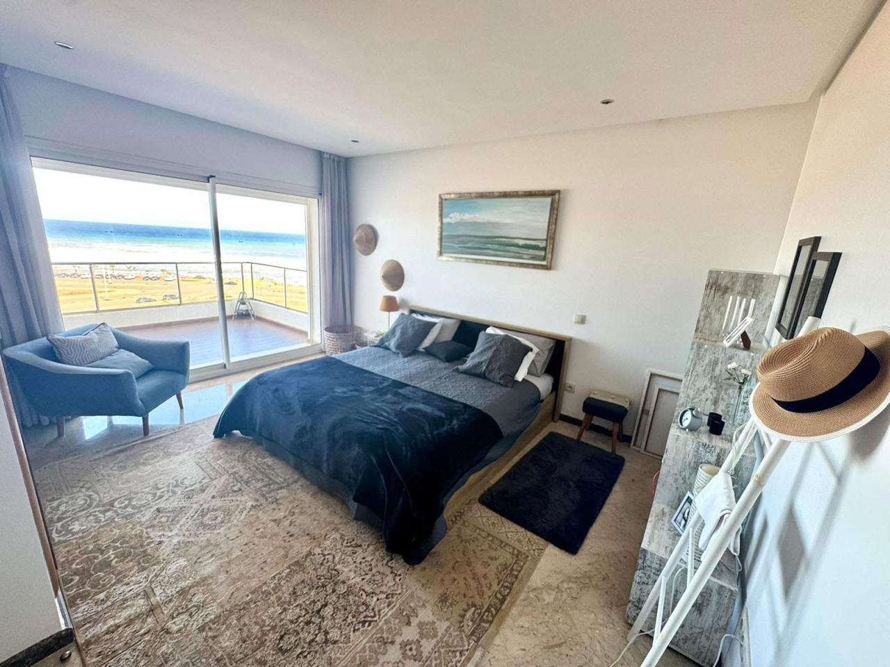 À Vendre à Dar Bouazza : Superbe Appartement Meublé avec Vue Mer  2CH — 4