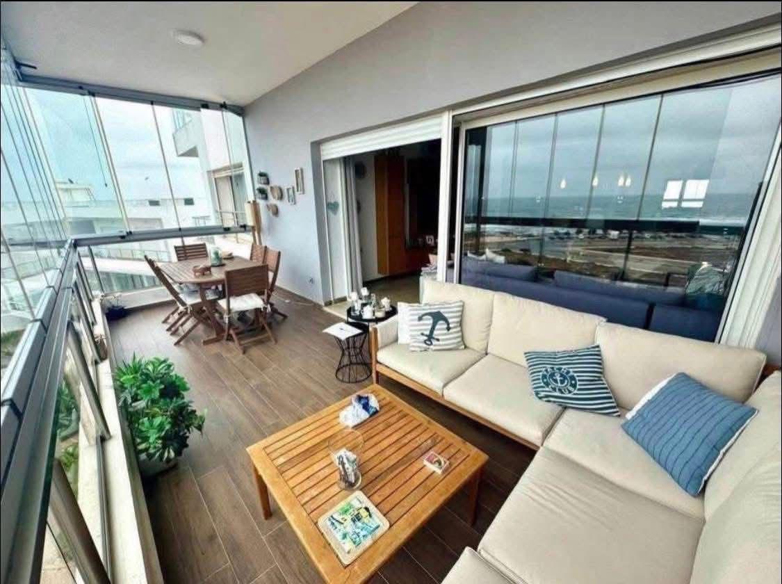 À Vendre à Dar Bouazza : Superbe Appartement Meublé avec Vue Mer  2CH — 2