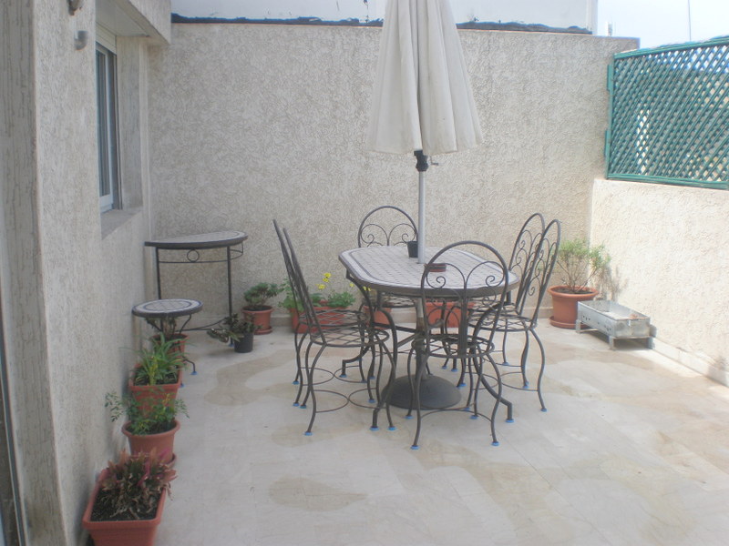 Mers sultan: studio meublé-terrasse.