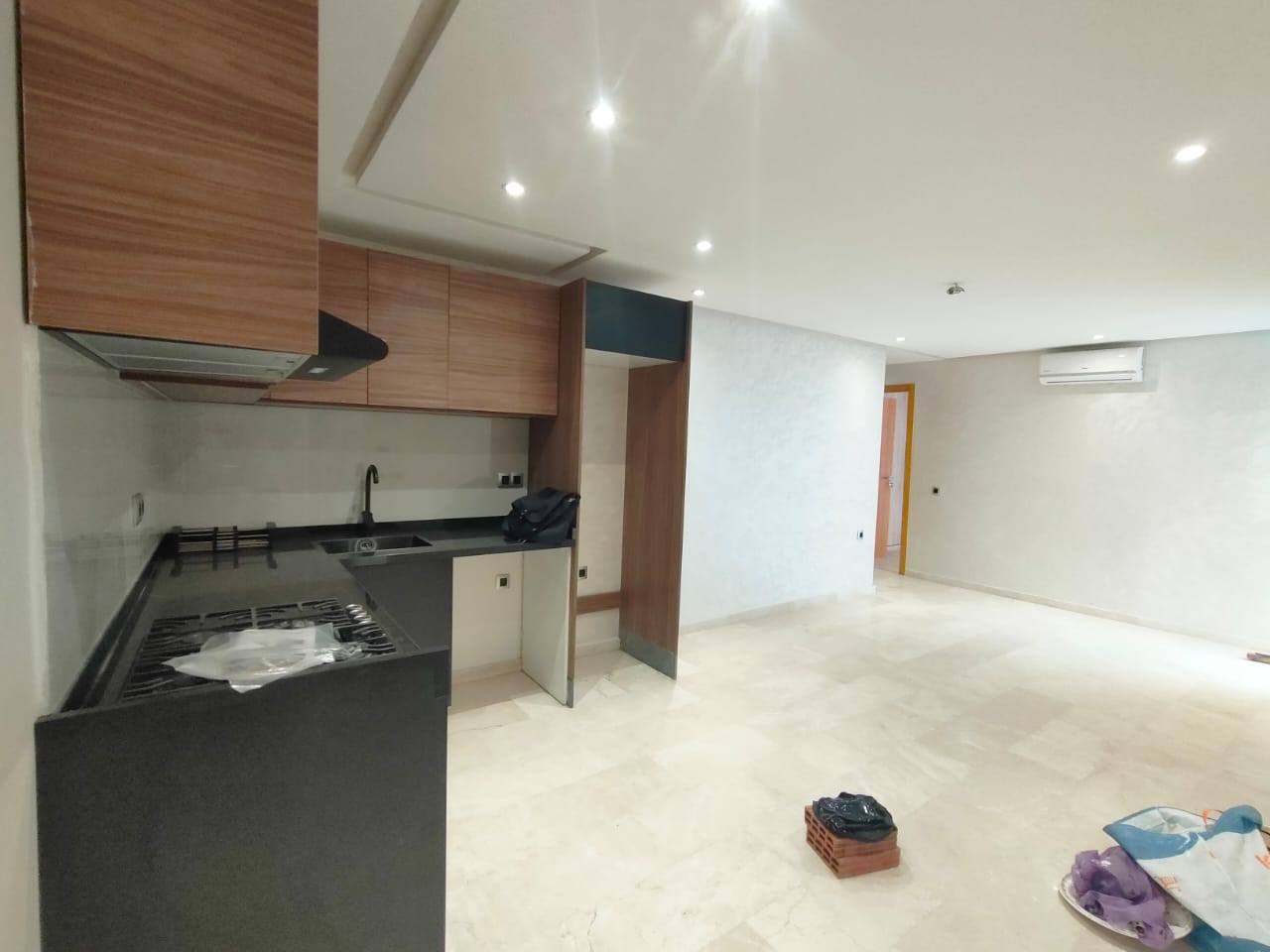 Studio vide 52m² Hôpitaux TRAM 5000 Dh — 3