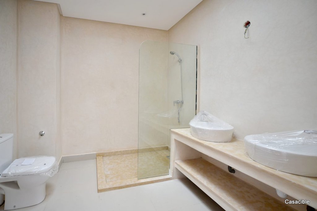 Ain Diab: Location villa vide avec 5 chambres et belle terrasse. — 5