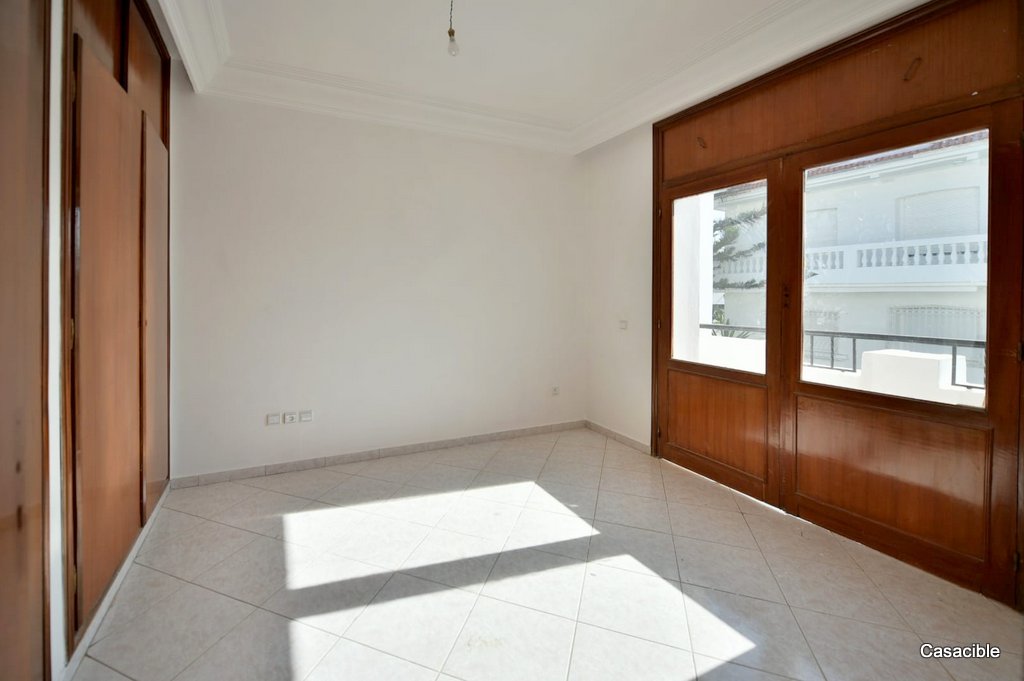 Ain Diab: Location villa vide avec 5 chambres et belle terrasse. — 4