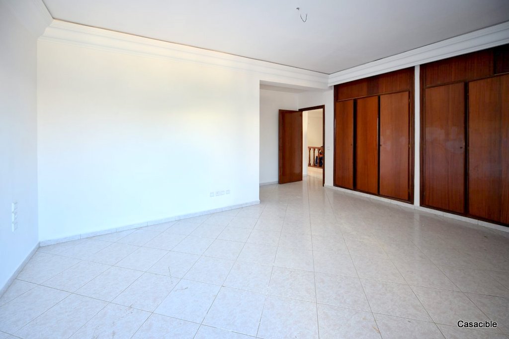 Ain Diab: Location villa vide avec 5 chambres et belle terrasse. — 6