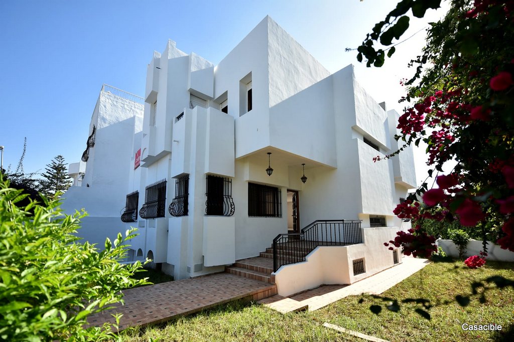 Ain Diab: Location villa vide avec 5 chambres et belle terrasse.
