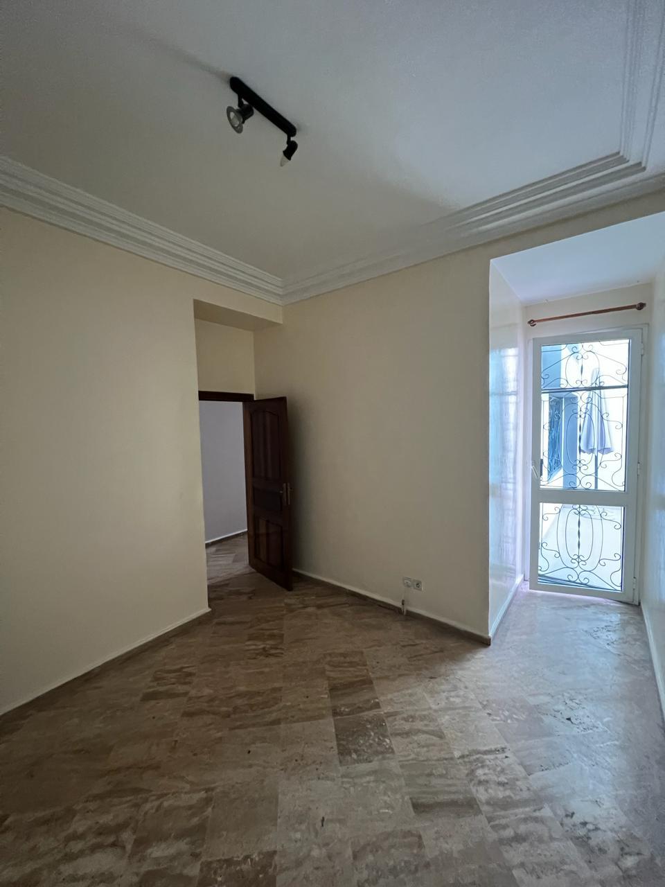 Les hôpitaux : Location appartement vide avec une grande terrasse. — 5