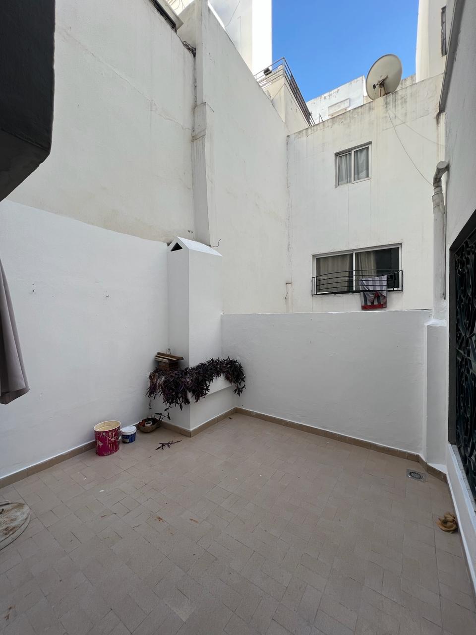 Les hôpitaux : Location appartement vide avec une grande terrasse.