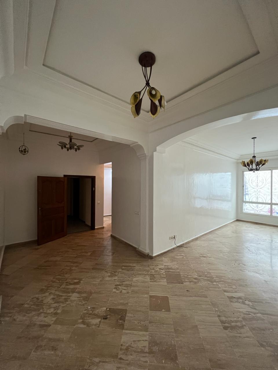 Les hôpitaux : Location appartement vide avec une grande terrasse. — 4
