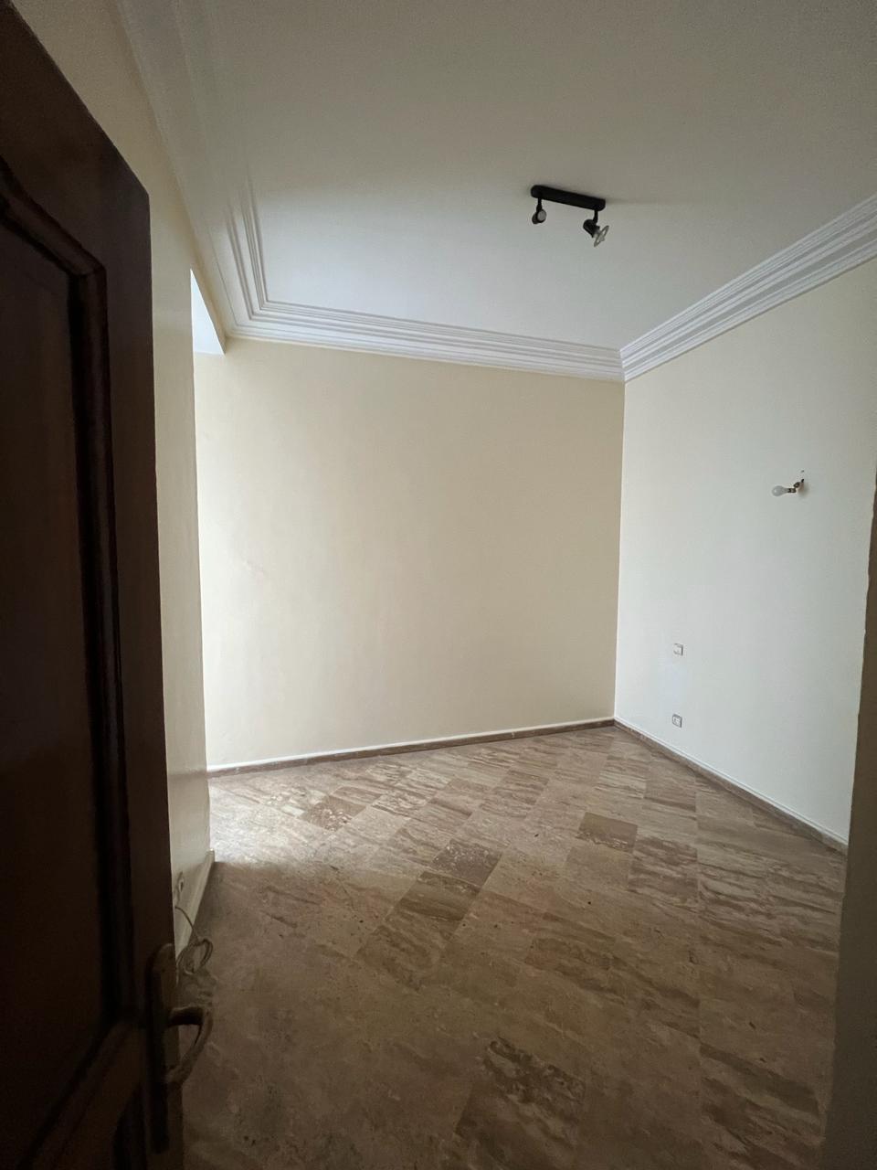 Les hôpitaux : Location appartement vide avec une grande terrasse. — 3