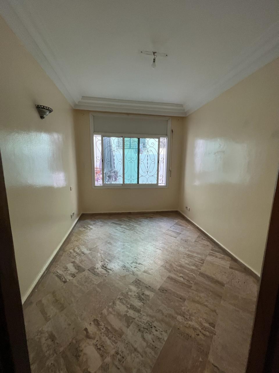 Les hôpitaux : Location appartement vide avec une grande terrasse. — 2
