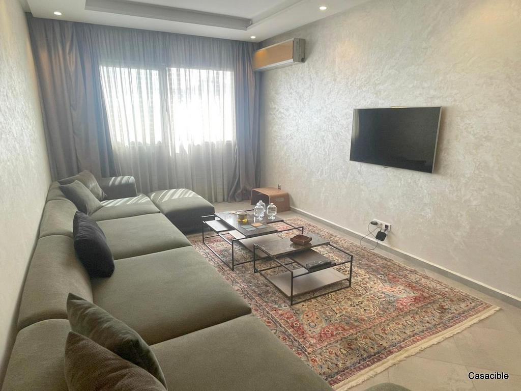 Maarif: Location studio meublé, petit balcon.