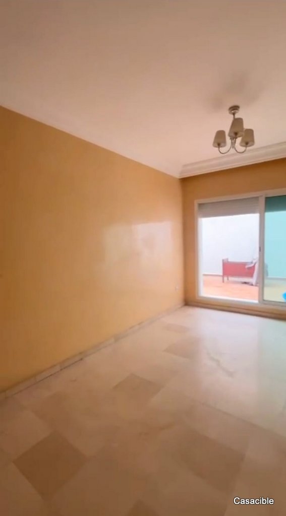Val fleuri: Appafrtement vide 130 m², 2 chambres, terrasse. — 2