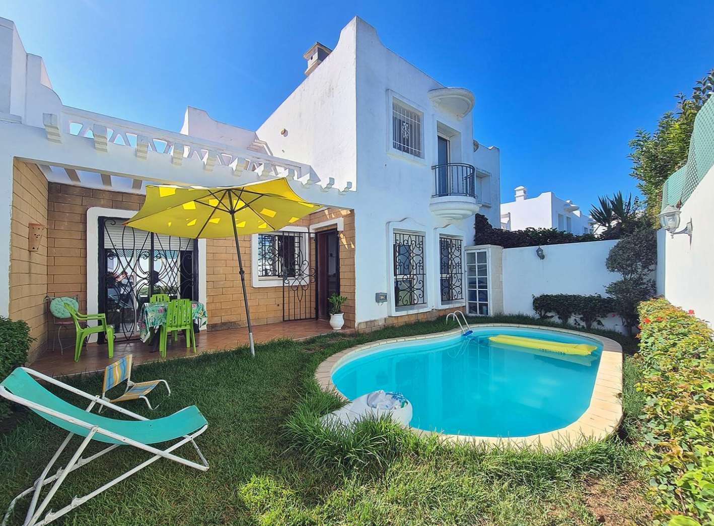 Belle villa avec piscine en résidence sécurisée.