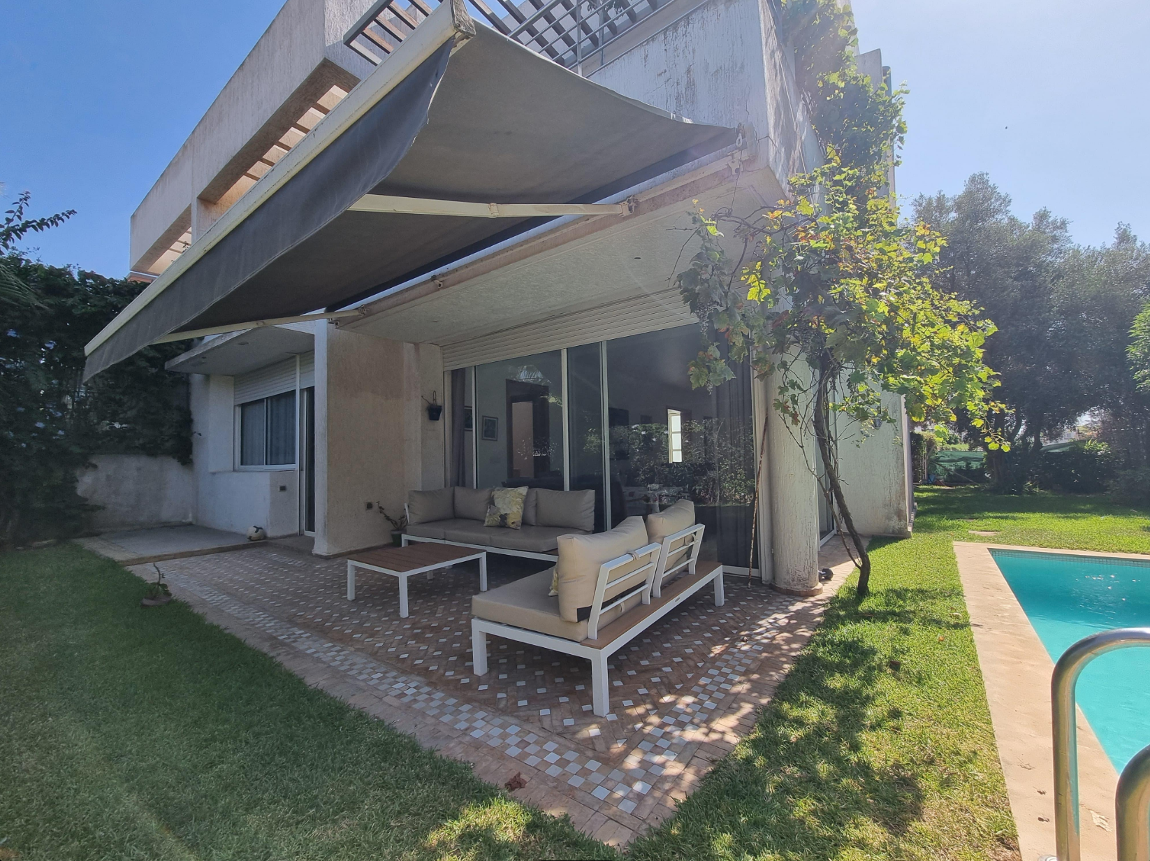 À Louer : Villa de Prestige Rénovée avec Piscine à Dar Bouazza