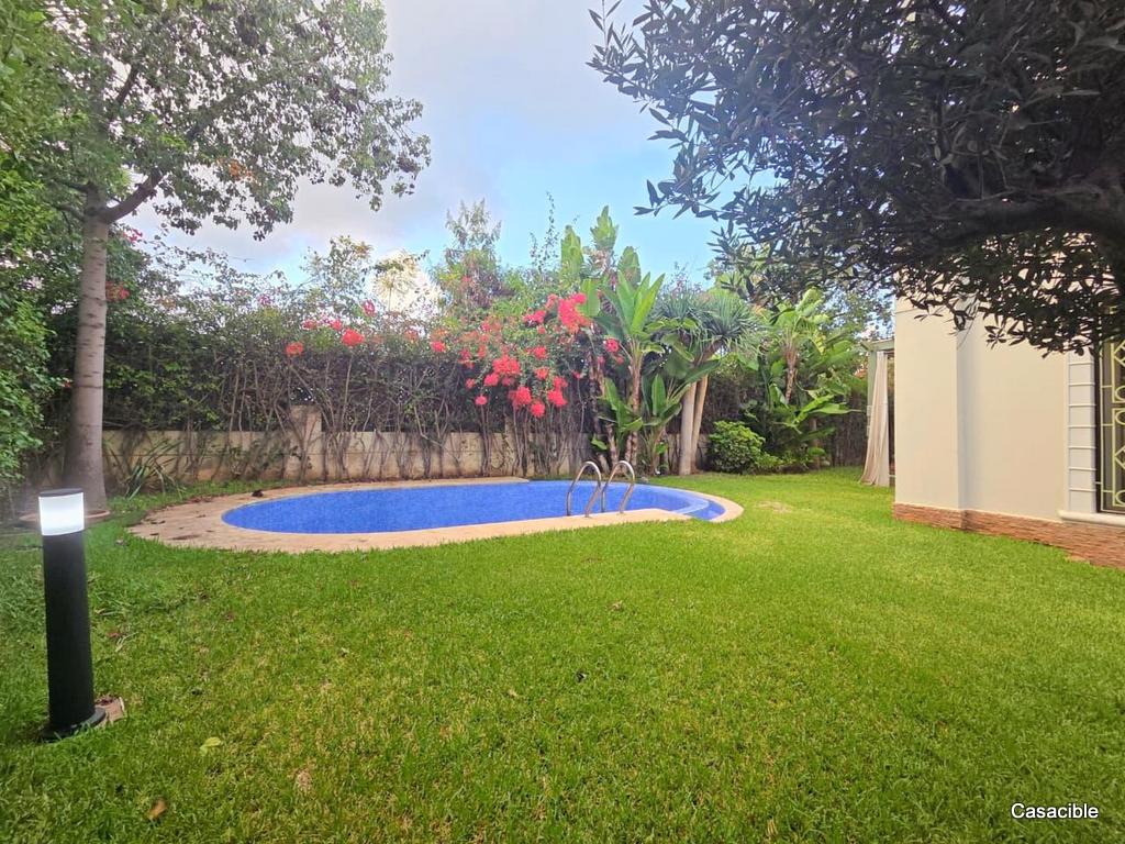 Californie: Location villa meublée avec piscine et jardin.