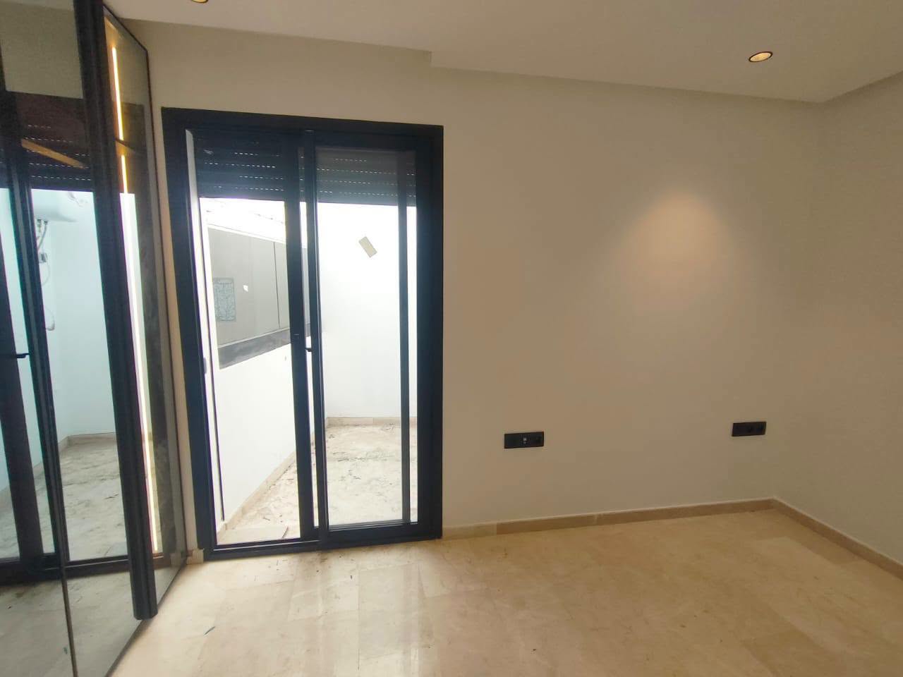 Studio neuf vide 48m² Californie 6300 dh — 6