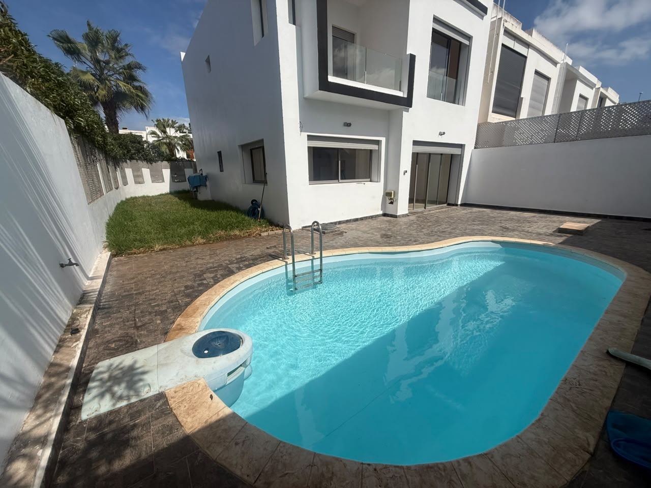 Jolie villa moderne angle et ensoleillée en vente à Dar Bouazza 3 CH