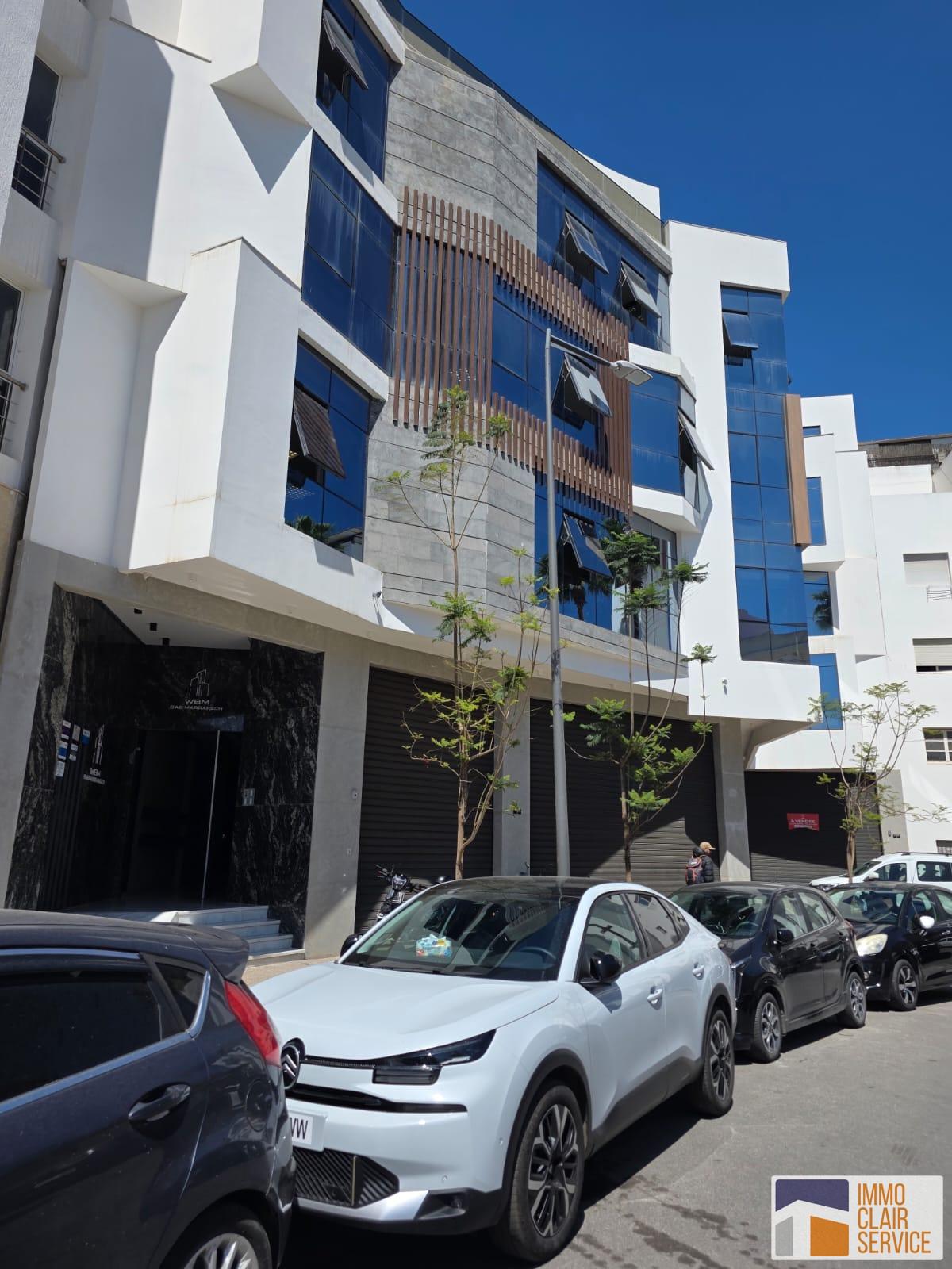 Location d'un bureau avec terrasse, deux façades.